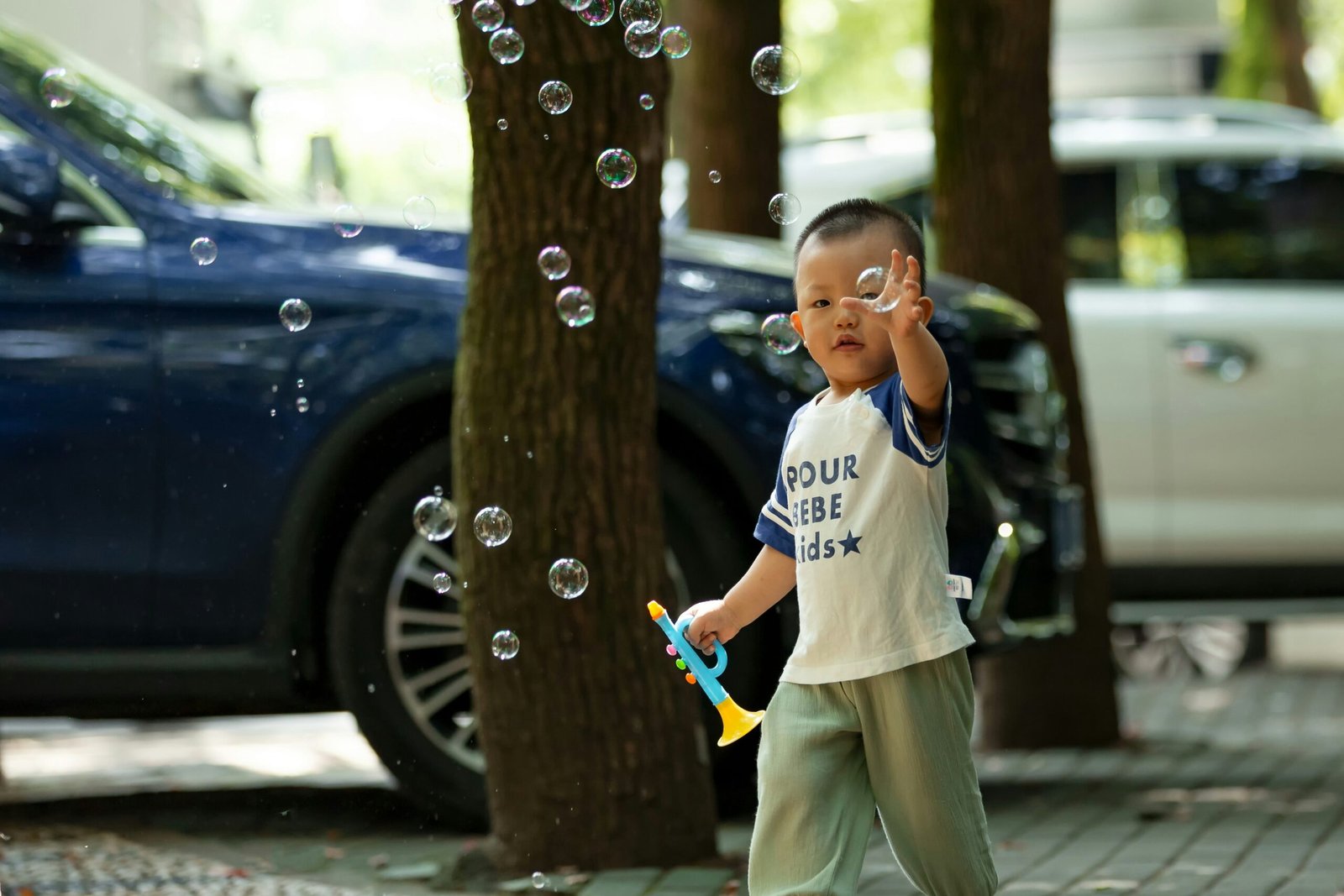 ater Spraying Bubble Gun (Automatic Bubble Blower)
